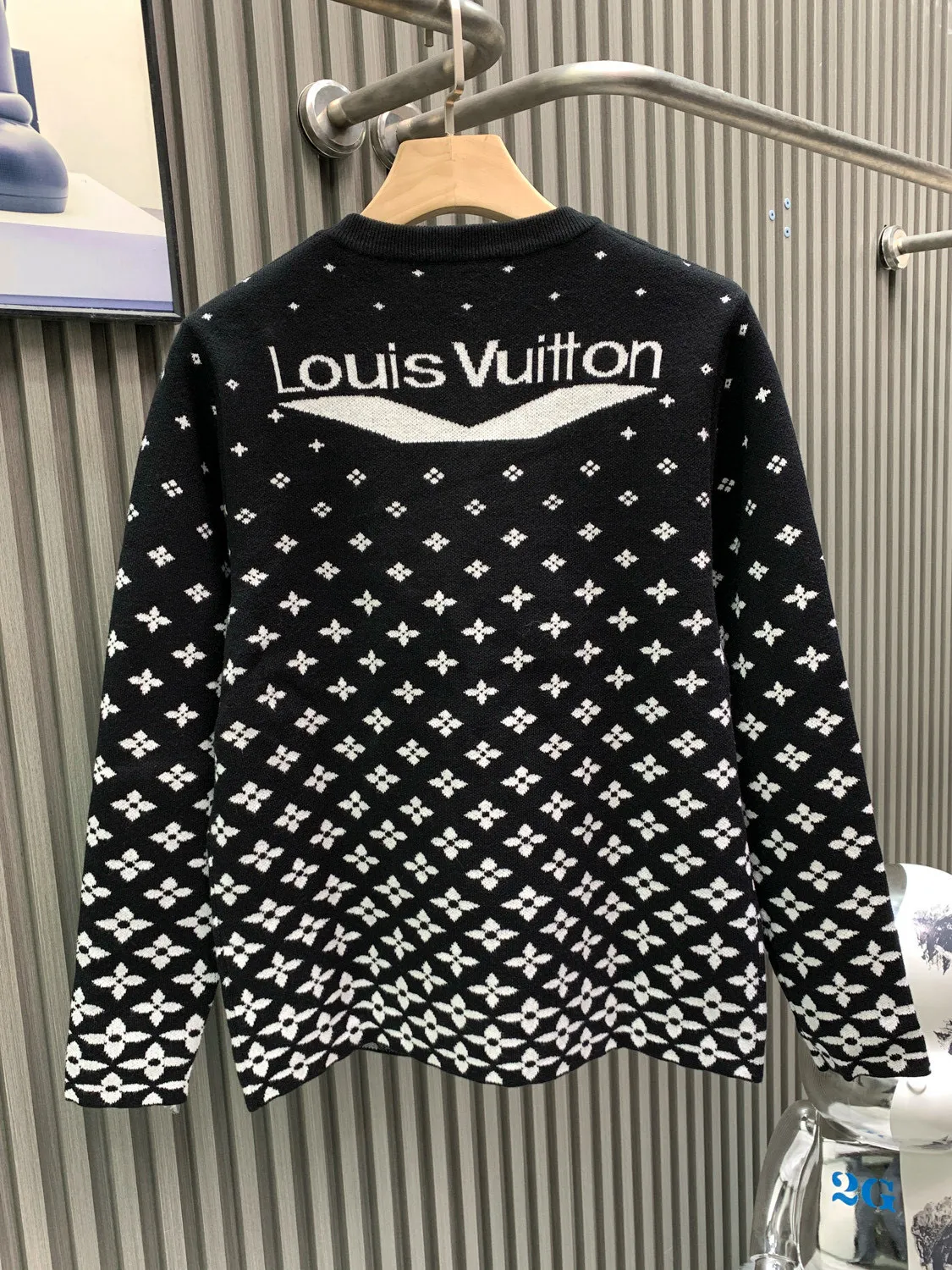 🅿️360 🀄️ Louis Vuitton Louis Vuitton 1v25fw autumn and winter new ski Christmas wear knitted pullover Gradient snowflake fir tree pattern new snowflake gradient knitted long sleeve This long sleeve adopts an original pattern design, full of modern flavor This charming organic cotton uses an elegant jacquard weave. A delicate gradient effect snowflake pattern is printed on a black background. The signature and fir tree appliqué on the back complete it.